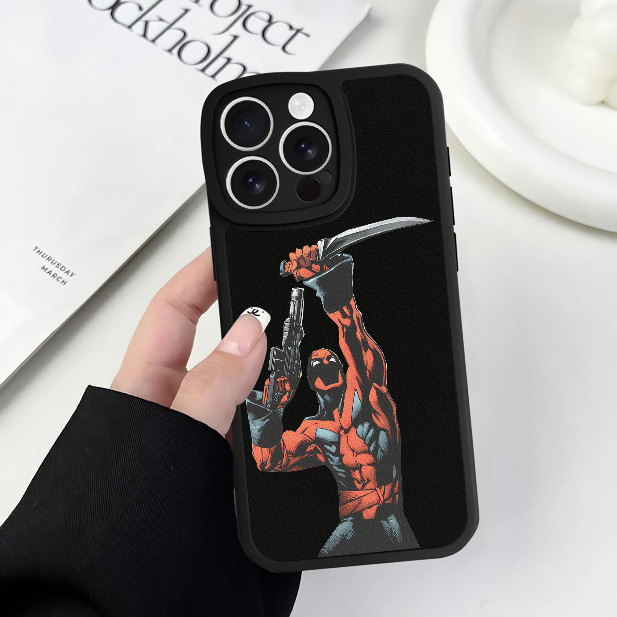 （画像用） Deadpool デッドプール 【iPhone 16シリーズ対応】シリコンスマホケース（レザー調） 材質：シリコン